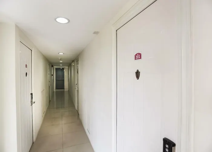 Oyo 393 Triangle Apartelle Hotel