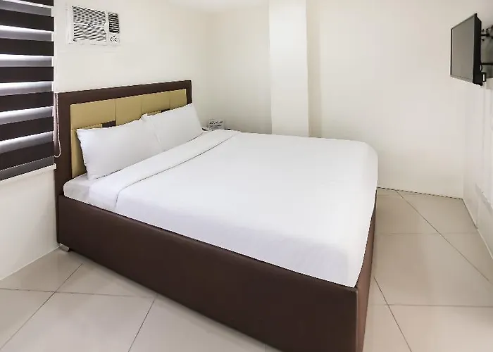 Oyo 393 Triangle Apartelle Manila