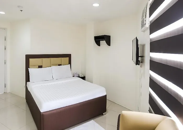 Oyo 393 Triangle Apartelle Manila